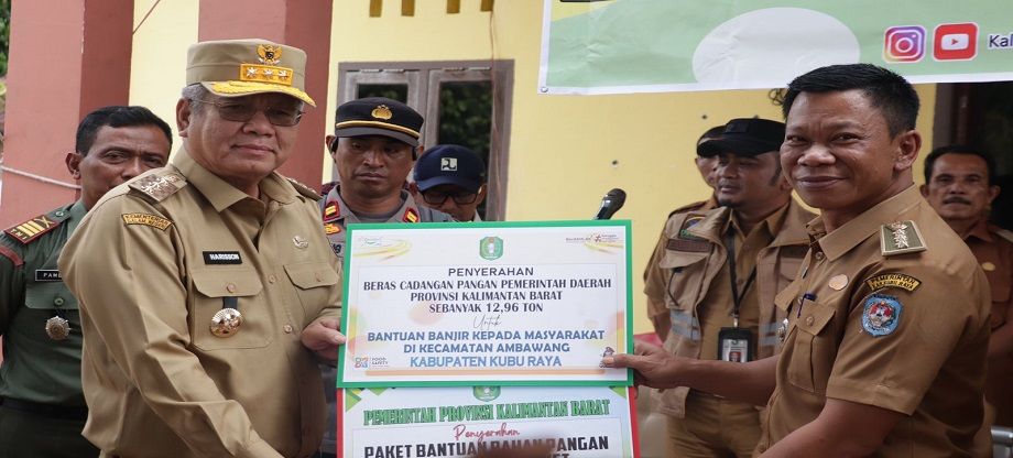 Pj Gubernur Kalbar Salurkan Bantuan Pangan Pasca Banjir di Desa Pancaroba, Dinkes Prov. Kalbar Ikut Berikan Paket PMT