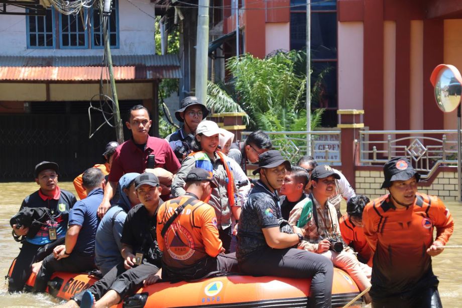 Pemprov Kalbar Salurkan Bantuan Obat-obatan, Selimut, Hingga Kebutuhan Sandang dan Pangan Untuk Korban Banjir Di Desa Sosok